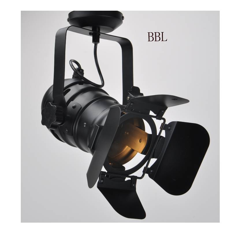 A film spotlámpa-1 fedéllel és U-tartóval beállíthatja az irányt