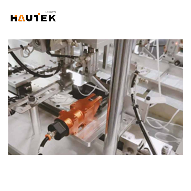 Teljes automatikusan eldobható lapos maszk készítő gép