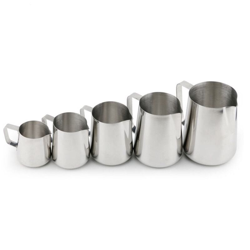 professzionális mérések a latte kávéművészeti bögre gőzölgő kancsó tejjel