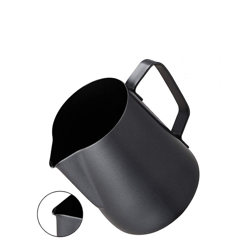 professzionális mérések a latte kávéművészeti bögre gőzölgő kancsó tejjel