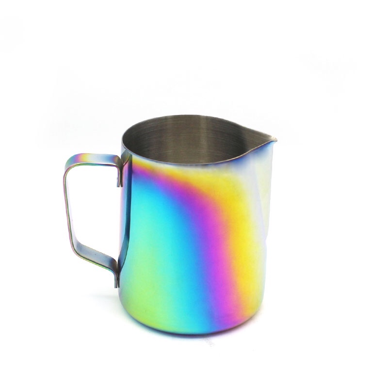 professzionális mérések a latte kávéművészeti bögre gőzölgő kancsó tejjel