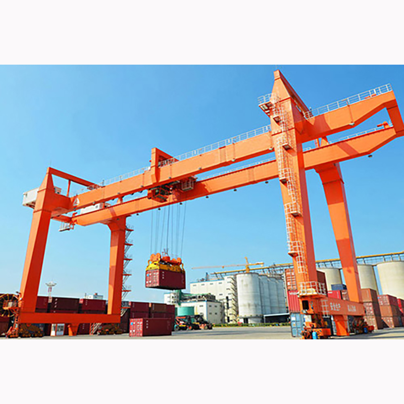 Sínre szerelt konténerszállító daru