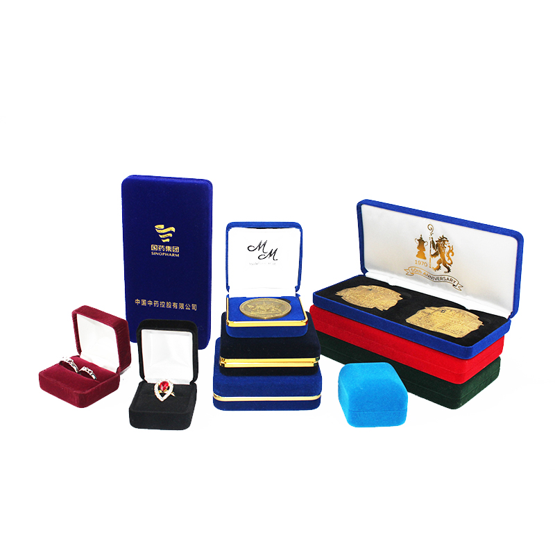 A fémjelvényes doboz érmes doboz díjas doboza