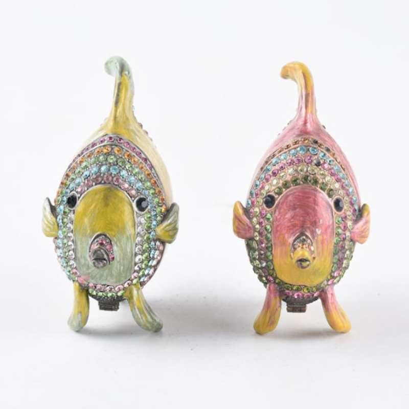 A Yuanyuan gyár specialitása a Halak készítése, a kedvező esküvői ajándékok, a kreatív házi bútorok és a kézműves munkák.