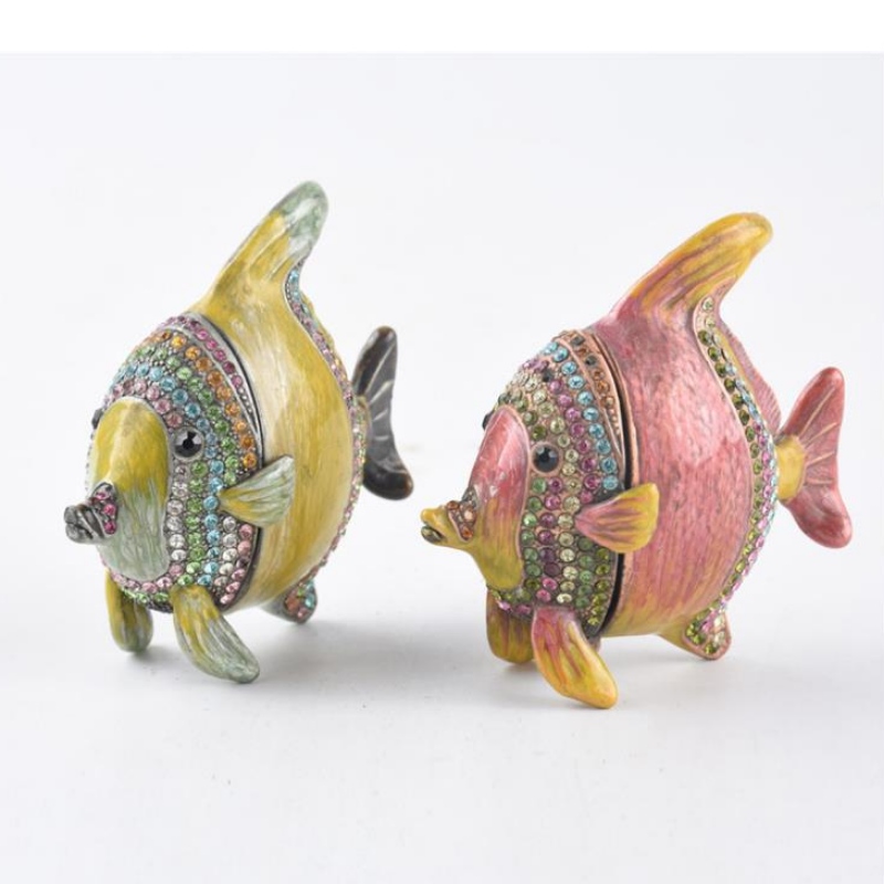 A Yuanyuan gyár specialitása a Halak készítése, a kedvező esküvői ajándékok, a kreatív házi bútorok és a kézműves munkák.