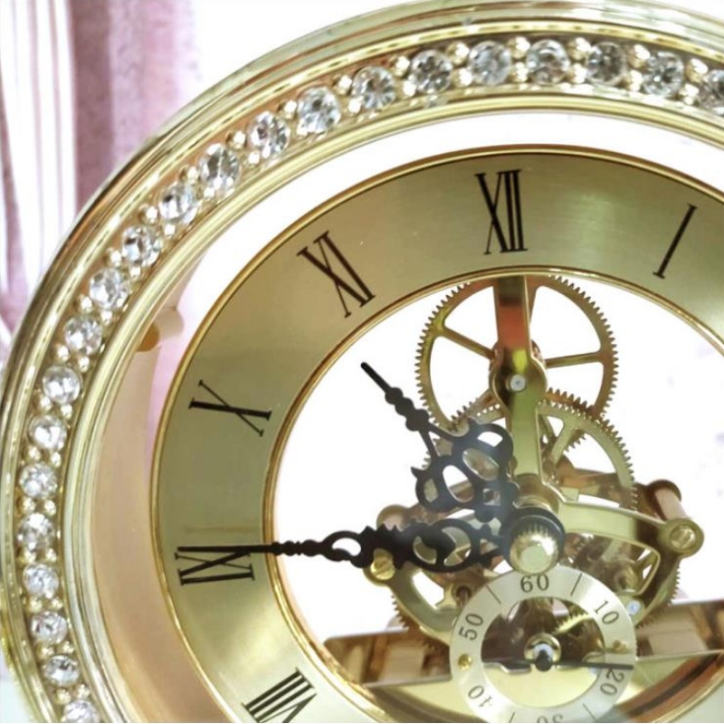 Fényes luxus, kreatív, fém óra, amerikai, modern asztali, asztali, asztali, hálószoba éjjeli éjjeli éjjeli óra, lágy otthon.