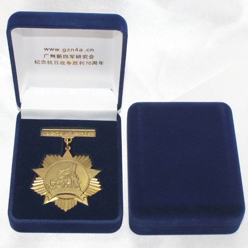 A D-26 alakú Velvet doboz érme, nyaklánc és jelvény, mm.75*95*32mm, súlya körülbelül 65g