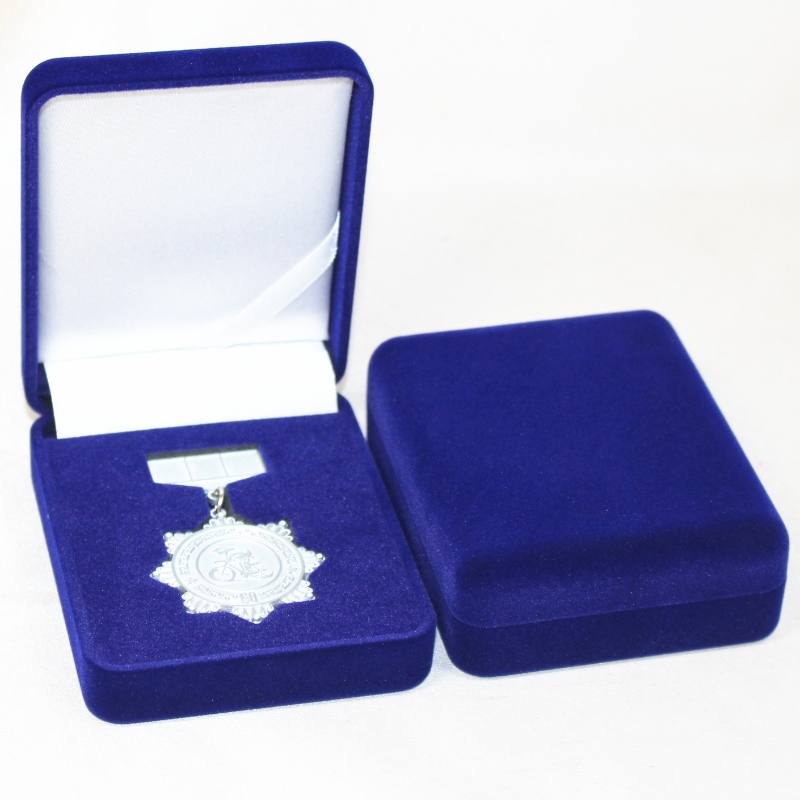 A D-26 alakú Velvet doboz érme, nyaklánc és jelvény, mm.75*95*32mm, súlya körülbelül 65g