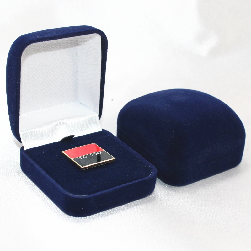 Cikk F-2 kör alakú bársonydoboz gyűrűhöz, jelvényhöz és kis érméhez, mm. 52 * 57 * 34, súlya körülbelül 27 g