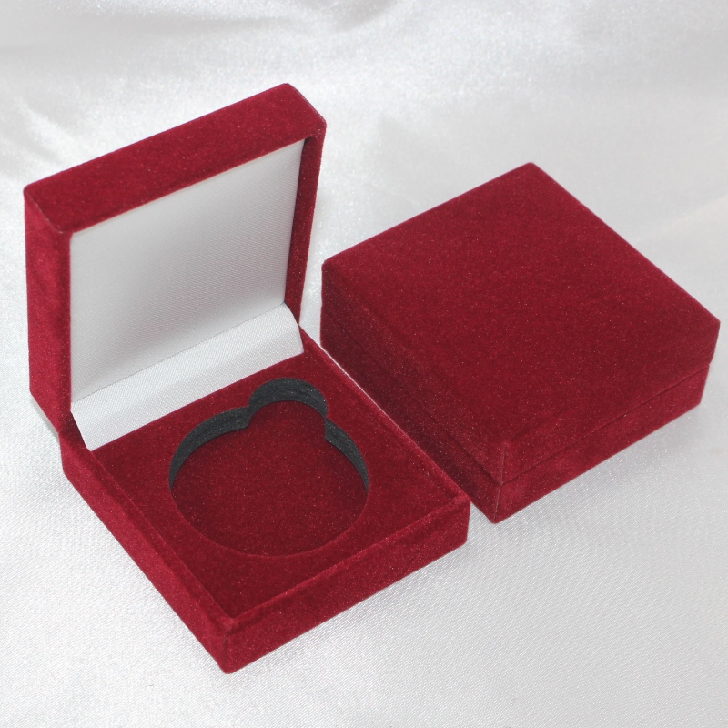 A V-04-es négyzetű PU Leather doboz érme és jelvény, mandzsettagomb, nyakkendőcsipesz stb. mm.63*68*28, körülbelül 50g súlyok