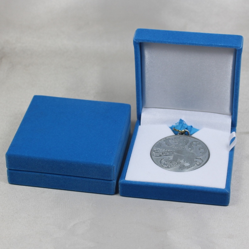 Az V-06-os négyszögletes Plasztik Flannellette doboz 50-60-as érme, jelvény, mandzsettagomb, nyakkendőcsipesz, érme stb. mm.88*91*33, súlya 85g