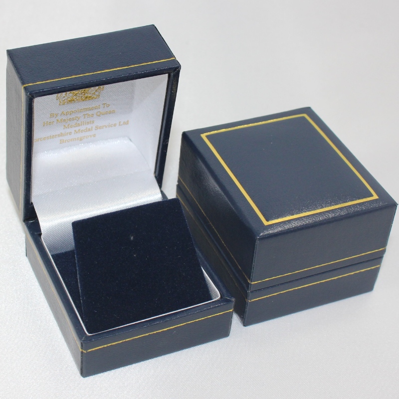 Tétel: V-07 négyszögletes műanyag doboz, melyet a Leatherette Papír fed a 25-30-as átmérő, érme, jelvény, gyűrű stb. mm.46*53*38, 40g súlyok