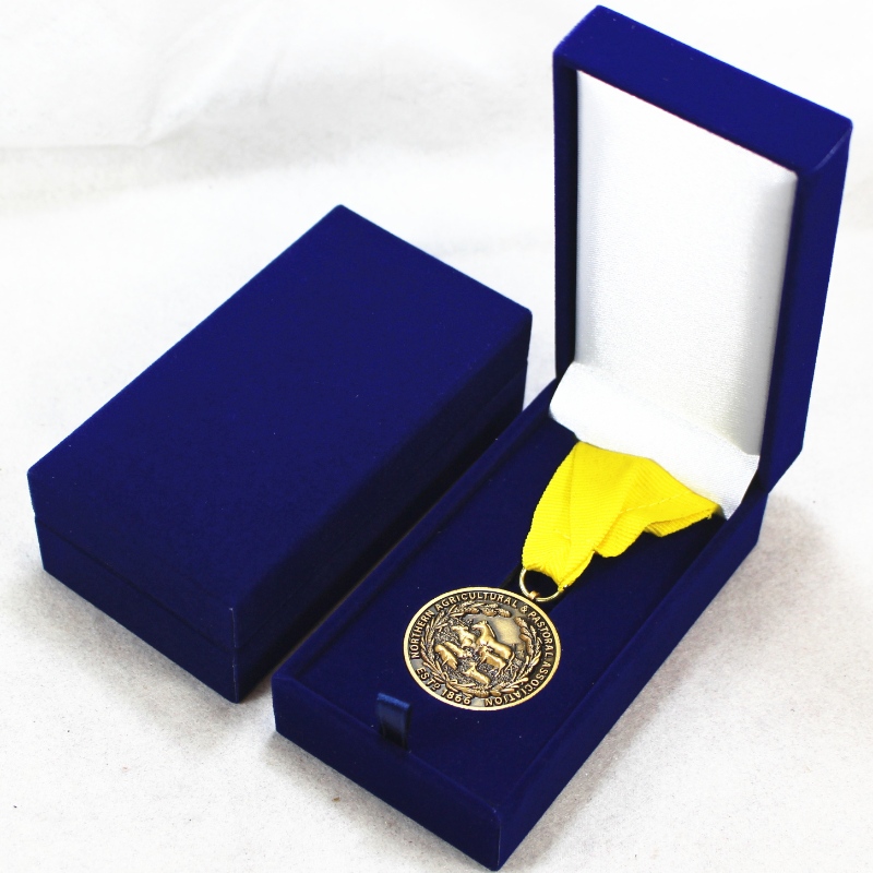 Cikk V-10 téglalap műbőr papírdoboz 40 * 80 mm-es éremhez és kitűzőhöz, stb. 60 * 111 * 38, súlya körülbelül 82 g