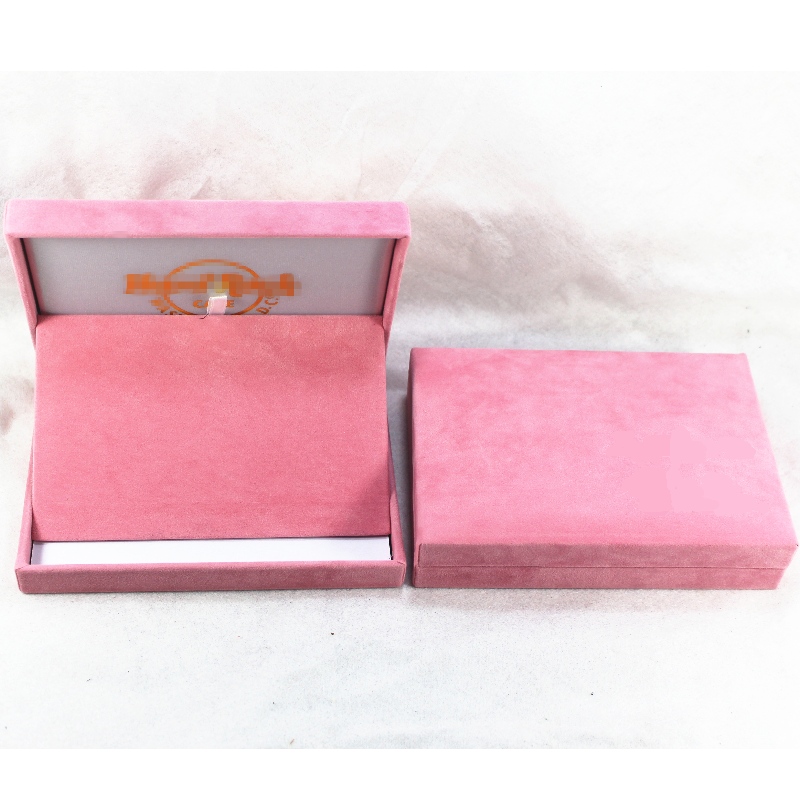 Cikkszám V-15H téglalap alakú flanellet doboz 130 * 80 mm-es többérmékhez, jelvényekhez, érmekhez, mandzsettagombokhoz stb. 158 * 112 * 36, súlya körülbelül 170 g