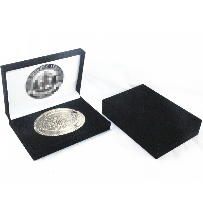 Cikkszám V-15H téglalap alakú flanellet doboz 130 * 80 mm-es többérmékhez, jelvényekhez, érmekhez, mandzsettagombokhoz stb. 158 * 112 * 36, súlya körülbelül 170 g