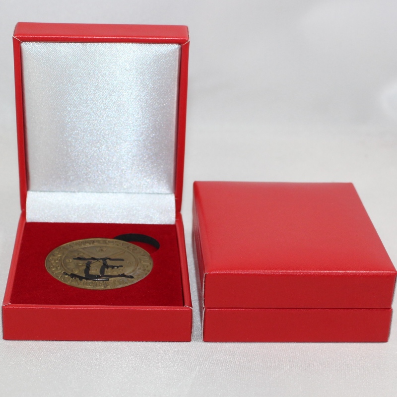 Cikk V-17 négyzet alakú műbőr papírdoboz 45 * 53 mm-es érmékhez, jelvényhöz, mandzsettagombokhoz, pénztárca-klipszhez stb. 68 * 80 * 30, súlya körülbelül 62 g