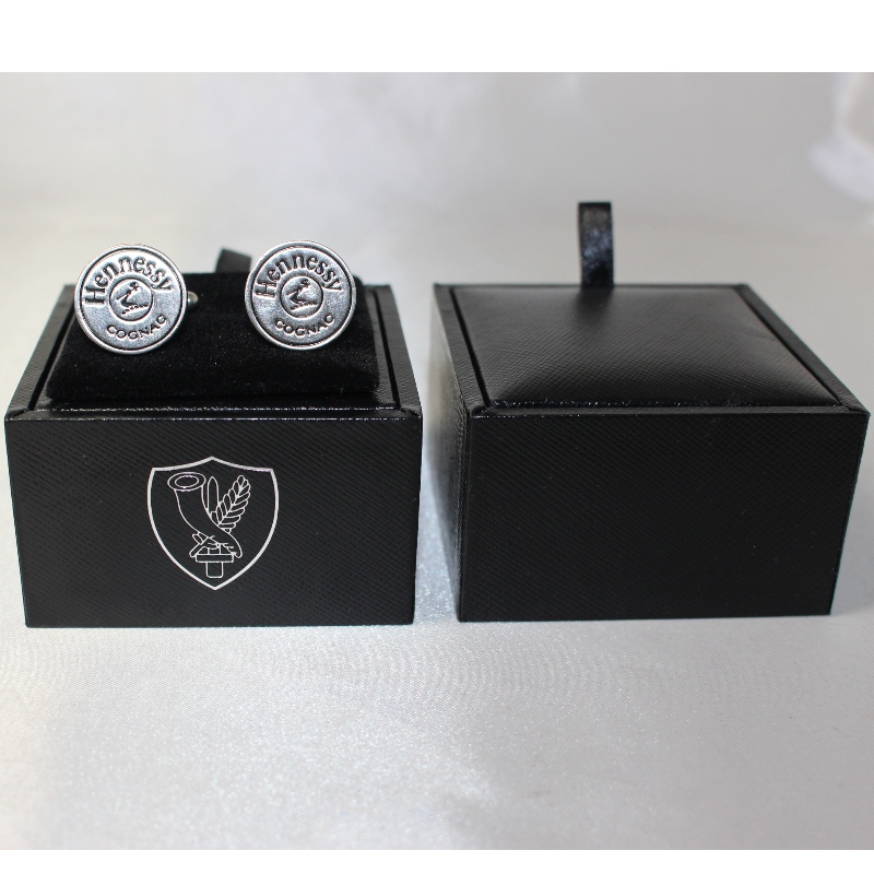 Cikk V-20S négyzet alakú PU bőr doboz pár mandzsettagombbal, stb. 65 * 65 * 38, súlya körülbelül 62 g