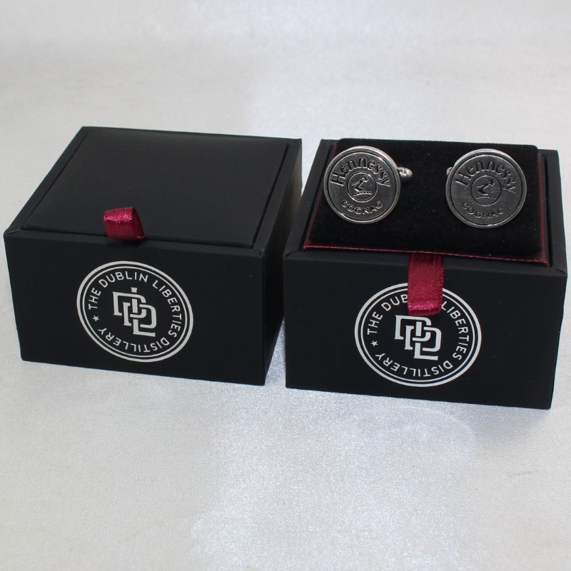 Cikk V-20S négyzet alakú PU bőr doboz pár mandzsettagombbal, stb. 65 * 65 * 38, súlya körülbelül 62 g