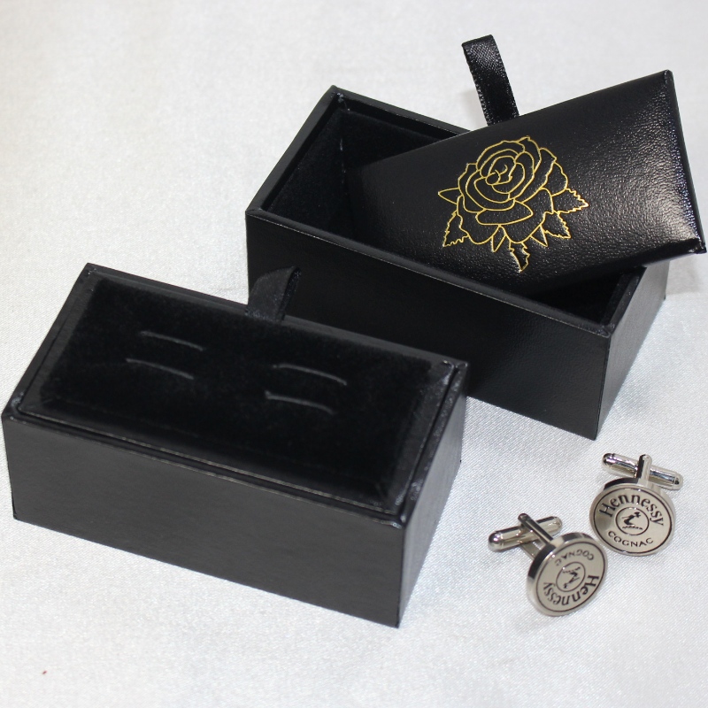 Tétel: V-20 téglalap, PU bőr doboz 60mm nyakkendős mandzsettagombhoz stb. mm.85*45*36, súly 55g körül