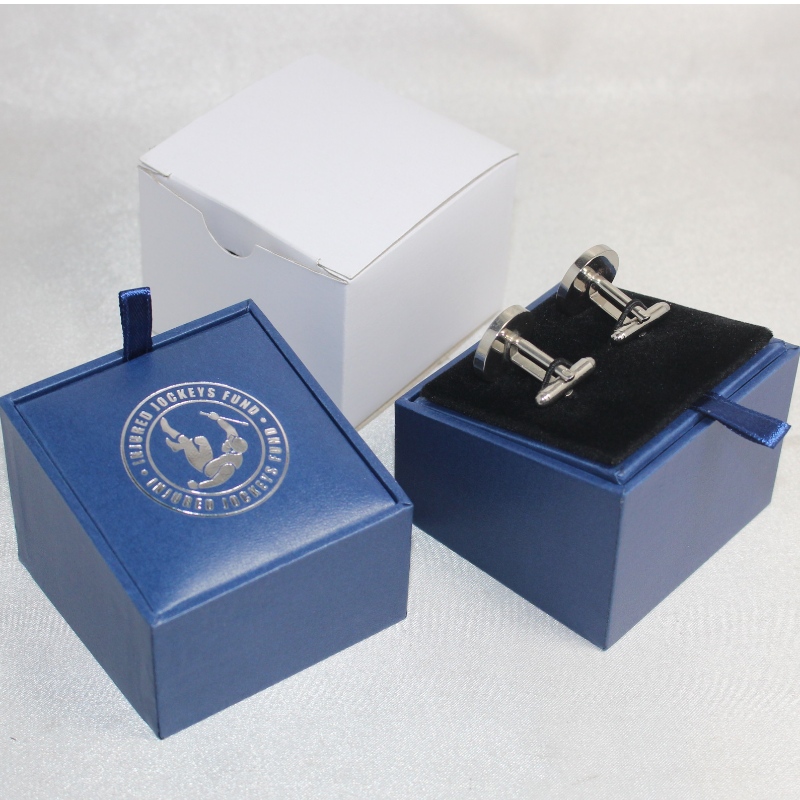 Cikk V-20X négyzet alakú PU bőr doboz pár nyakkendő klipekhez vagy pár mandzsettagombhoz stb. Mm. 64 * 64 * 50, súlya körülbelül 64 g