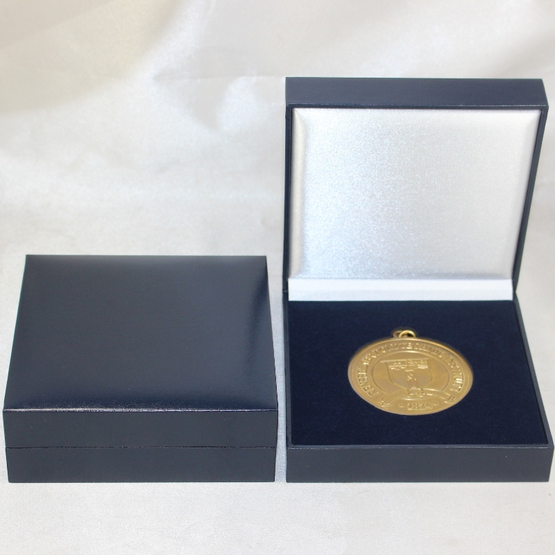 Cikk V-22 négyzet alakú műbőr papírdoboz 90 * 90 mm-es érmehez, jelvényhez, érmethez stb. Mm.128 * 128 * 50, súlya kb. 191g