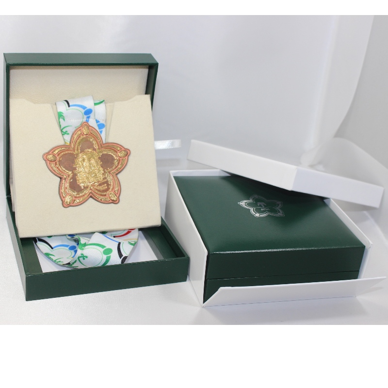 Cikk V-22 négyzet alakú műbőr papírdoboz 90 * 90 mm-es érmehez, jelvényhez, érmethez stb. Mm.128 * 128 * 50, súlya kb. 191g