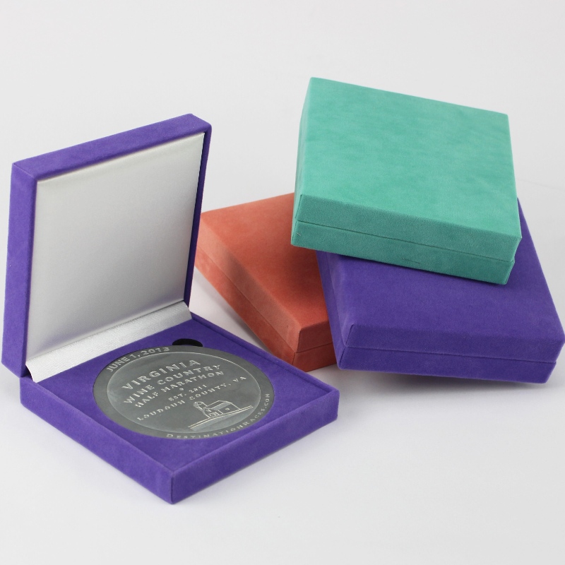 Tétel V-22S négyzet alakú flanelette box 90*90mm érme, jelvény＆medál stb. mm.128*128*34, súly körülbelül 170g