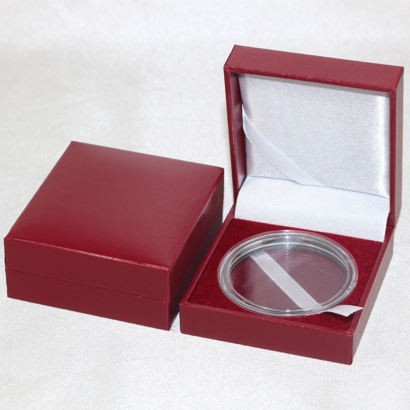 A V-04-es négyzetű PU Leather doboz érme és jelvény, mandzsettagomb, nyakkendőcsipesz stb. mm.63*68*28, körülbelül 50g súlyok