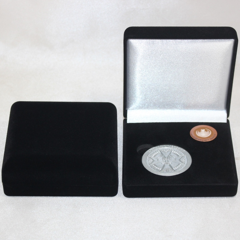 D-33L cikk kerek alakú bársonydoboz érme, érme és jelvény számára, mm. 100 * 100 * 39 mm, súlya körülbelül 96 g