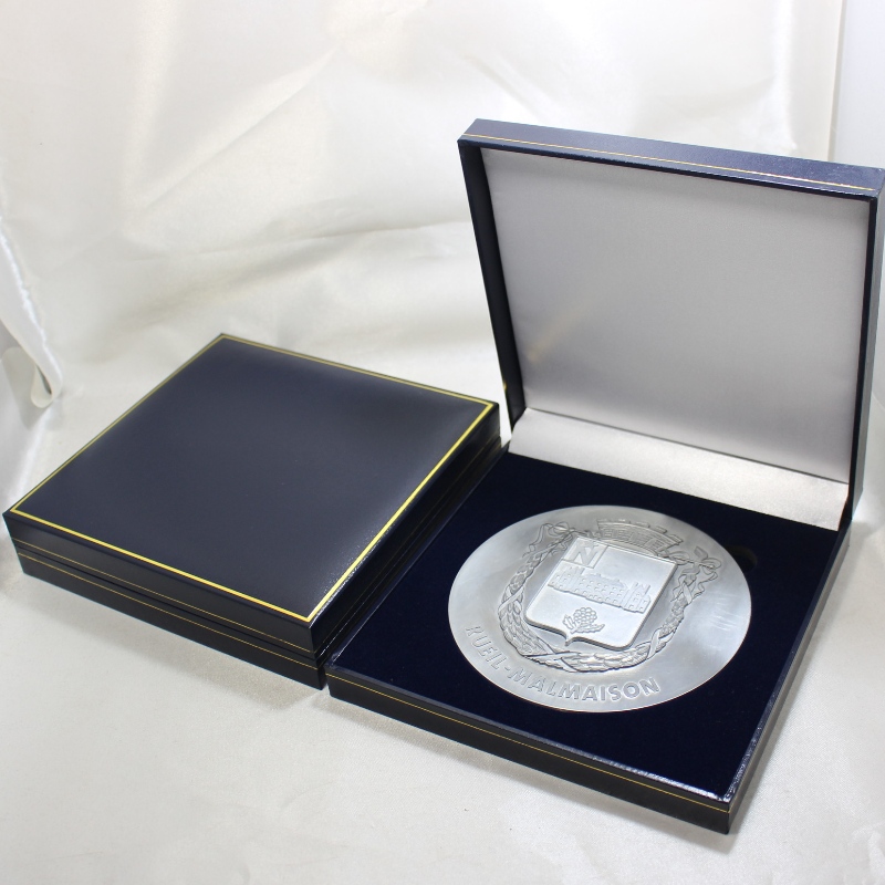 Tétel V-23 négyzetű PU bőrdoboz 120*120mm fiti érmék, érmek és jelvények stb. mm.160*160*38, súlya körülbelül 280g