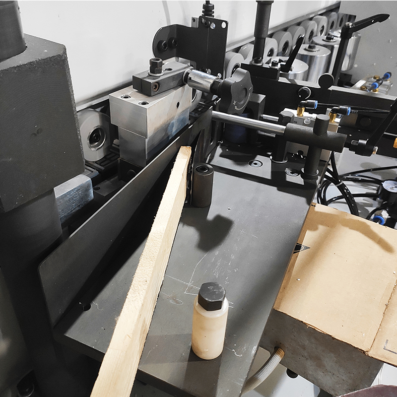 WE604 automatikus szélvédő gép