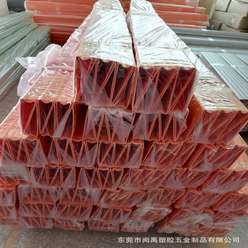 Egyedi PVC műanyag csatornaprofilok extrudálása acélcsomagoláshoz