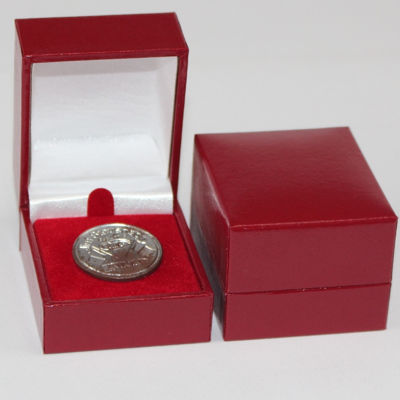 Tétel: V-07 négyszögletes műanyag doboz, melyet a Leatherette Papír fed a 25-30-as átmérő, érme, jelvény, gyűrű stb. mm.46*53*38, 40g súlyok