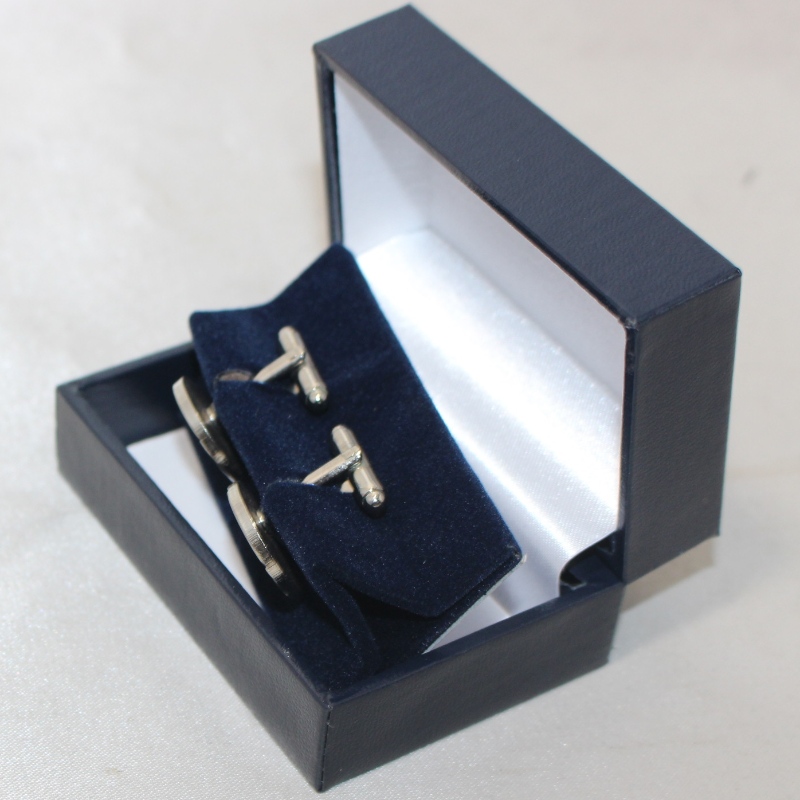 Cikkszám VK-1 téglalap alakú műanyag doboz műbőr papírkal borítva 58 * 20 mm-es nyakkendőhöz, kulcstartóhoz, mandzsettagombokhoz, jelvényhöz stb. Mm.75 * 50 * 38, súlya kb. 56g