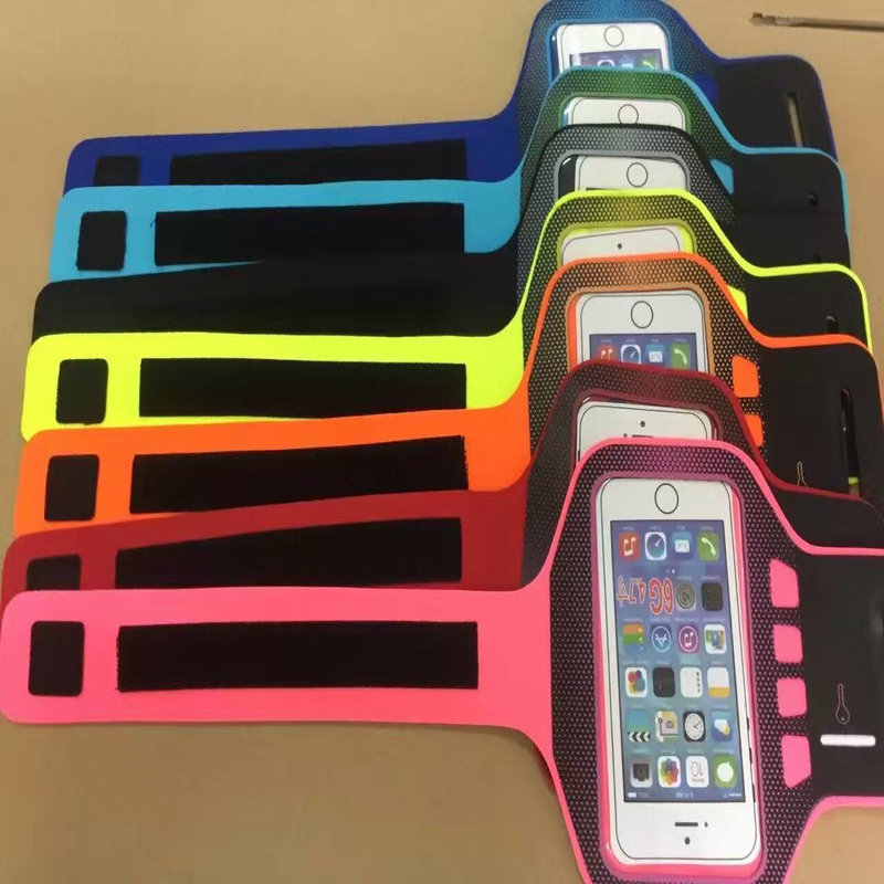 Átlátszó érintőképernyős karosszéria férfiaknak és nőknek sporttáskával szabadtéri karosszériában