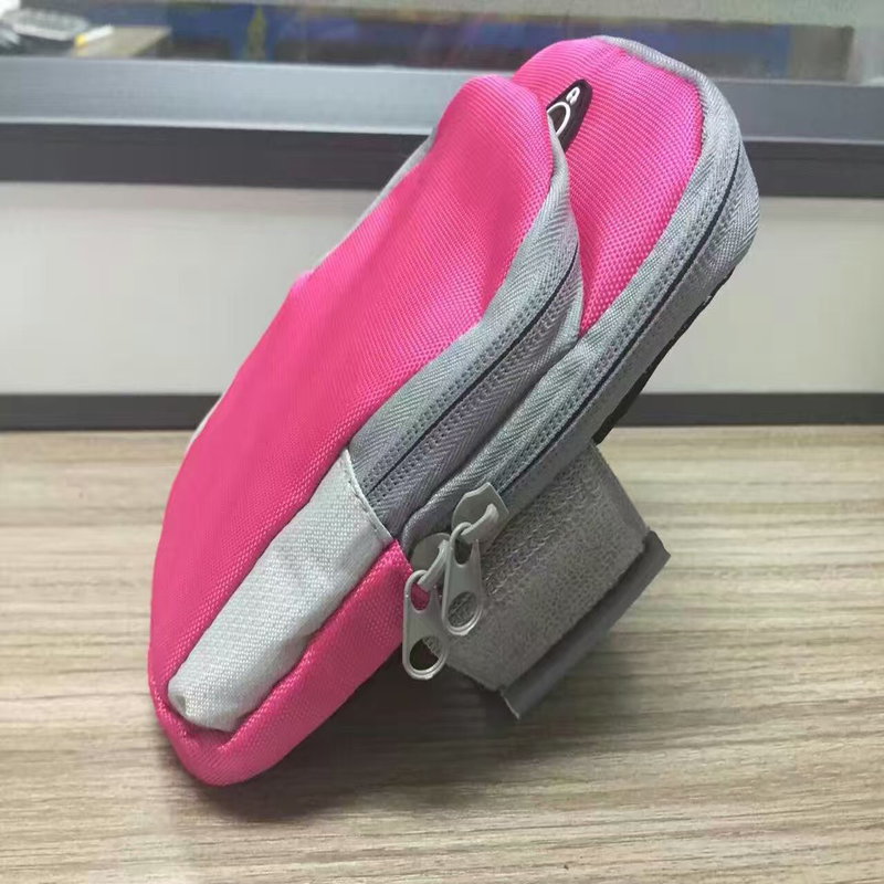 Átlátszó érintőképernyős karosszéria férfiaknak és nőknek sporttáskával szabadtéri karosszériában