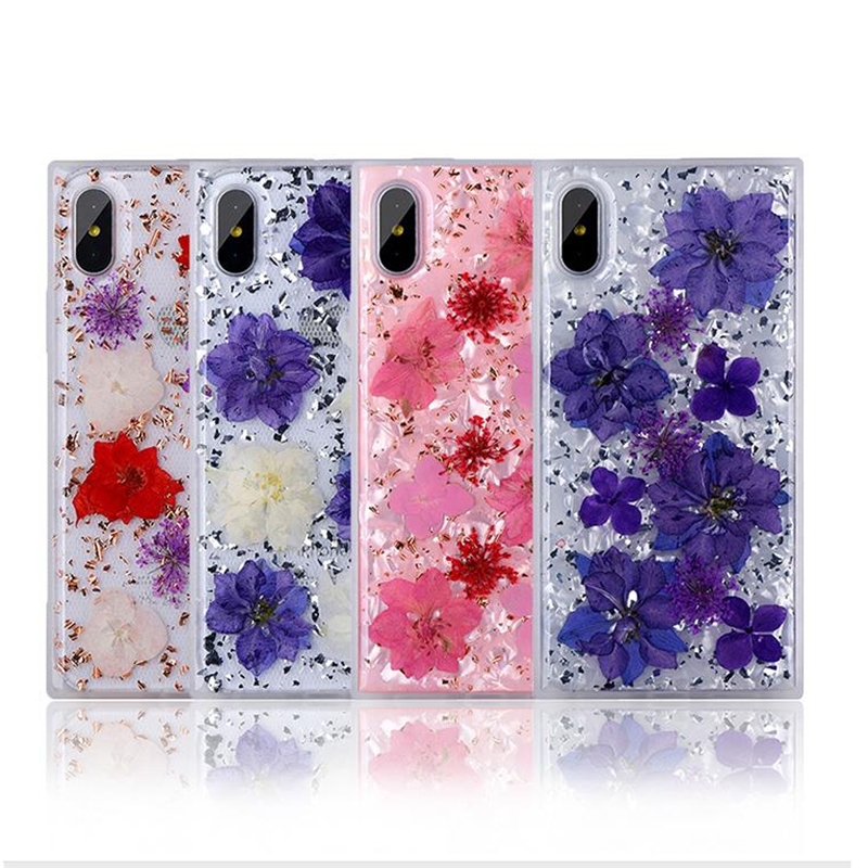 Amikor a mobiltelefon-ügy találkozik a kétszáz éves műalkotással, az más divatszikrát teremt.