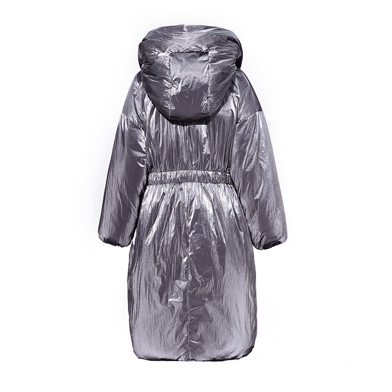 Hölgyek hosszú, meleg kabátban, aminek nincs párja.