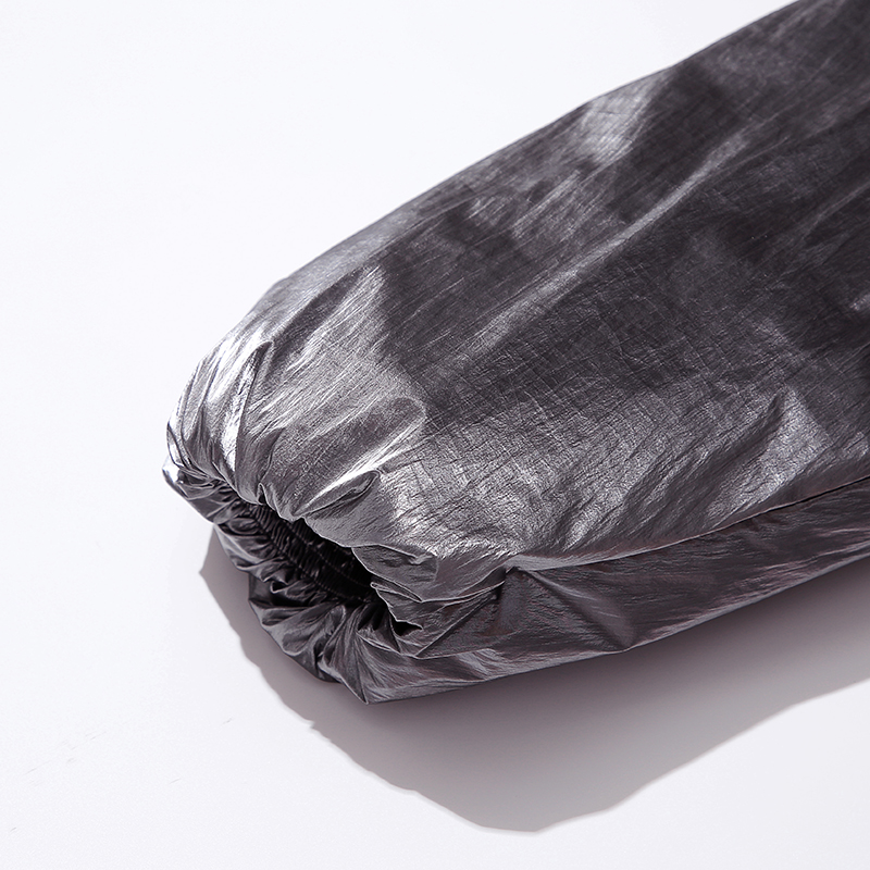 Hölgyek hosszú, meleg kabátban, aminek nincs párja.