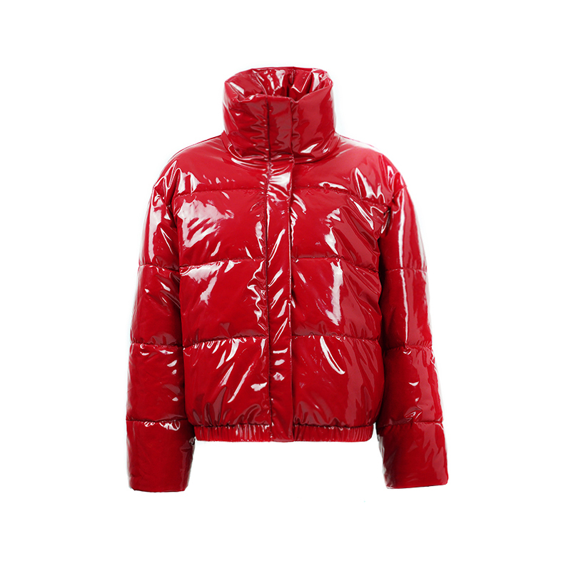 Hölgyeknek meleg kabátja van, és a zakója is lila.