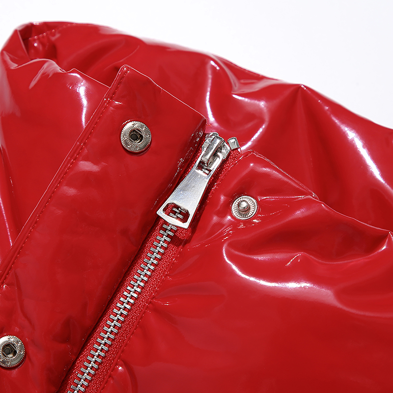 Hölgyeknek meleg kabátja van, és a zakója is lila.