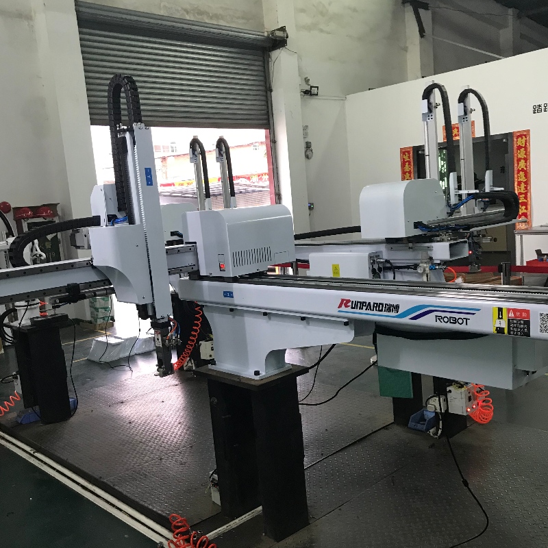 A gyártó közvetlenül műanyagból álló sorozatos befecskendező gép manipulátort alakít