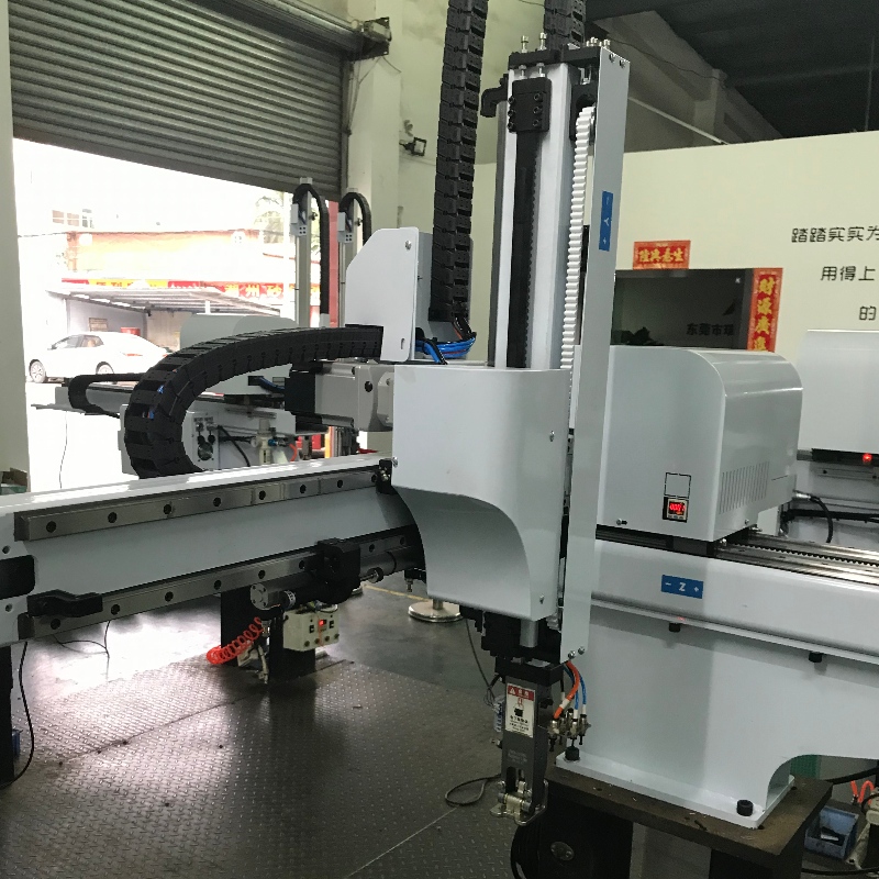 Három tengelyes speciális manipulátor fröccsöntő géphez