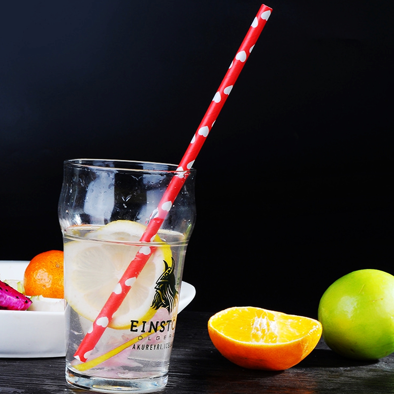 Szerelmes papír szívószálak