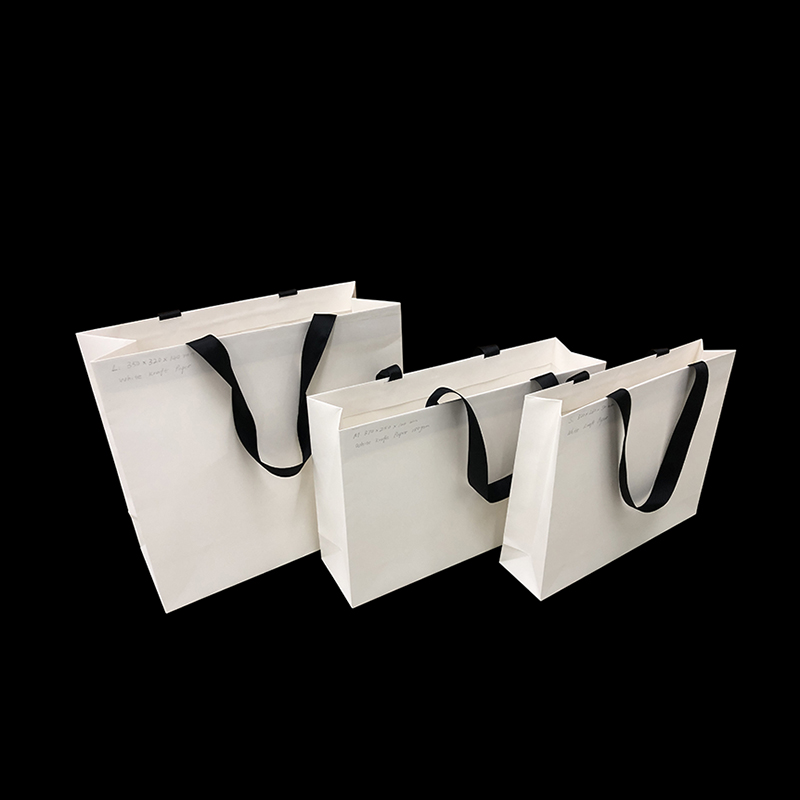 Fehér ajándék táska szatén szalaggal, kis, közepes és nagy méretekkel