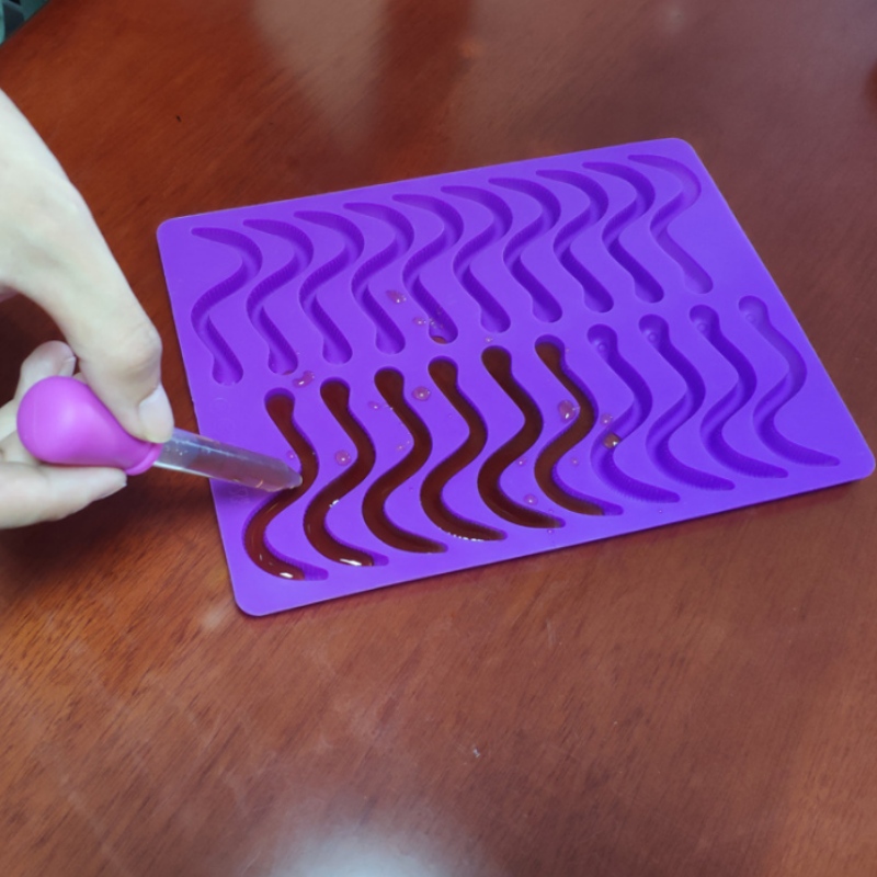 Szilikon féreg, cukorka, hernyó alakú hal, rovar, csokoládé, kis kígyó jégrács