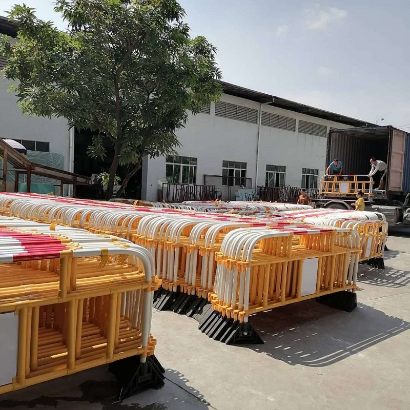 2 méteres műanyag kerítés pvc közlekedésbiztonsági akadályok A gyalogos tömegkorlátok költségvédő korlátokkal járnak az emberek biztonsága érdekében