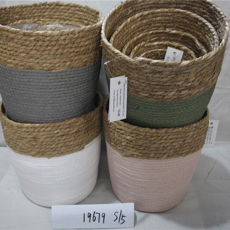 Természetes, kézzel készített növényi kosár szalmából