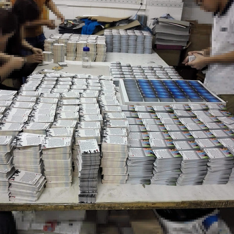 Papír felakasztós játékok, ruhák, cipők, elektronika