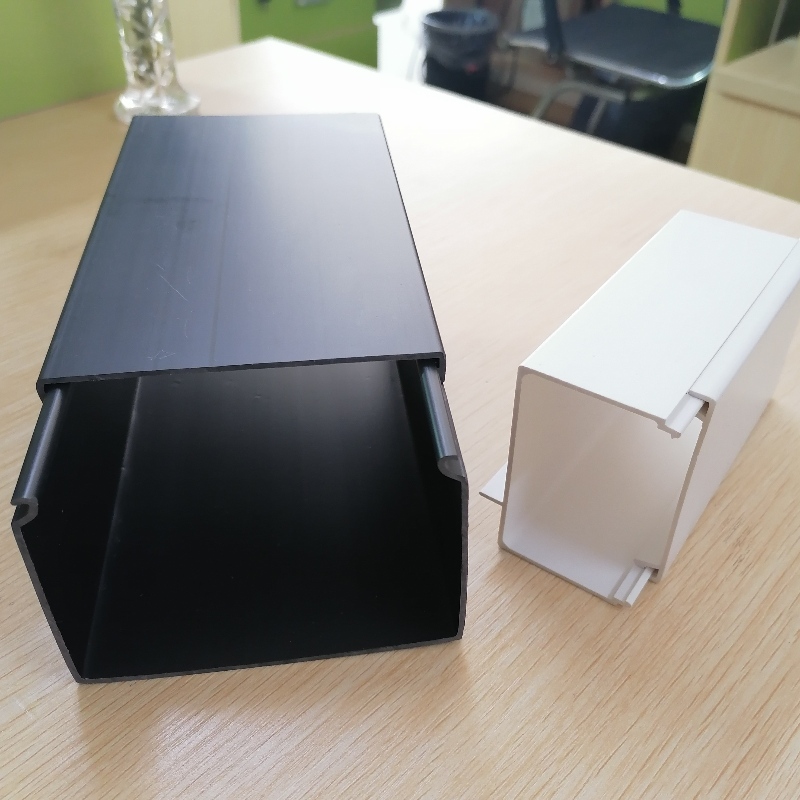 professzionális egyedi PVC kábel rejtegető versenypálya PVC kábel csatornahálózat-szervező a huzal rendetlenség kezeléséhez